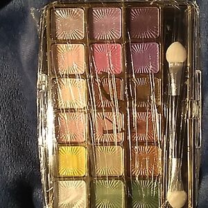 VC 18 Color Eyeshadow Palette